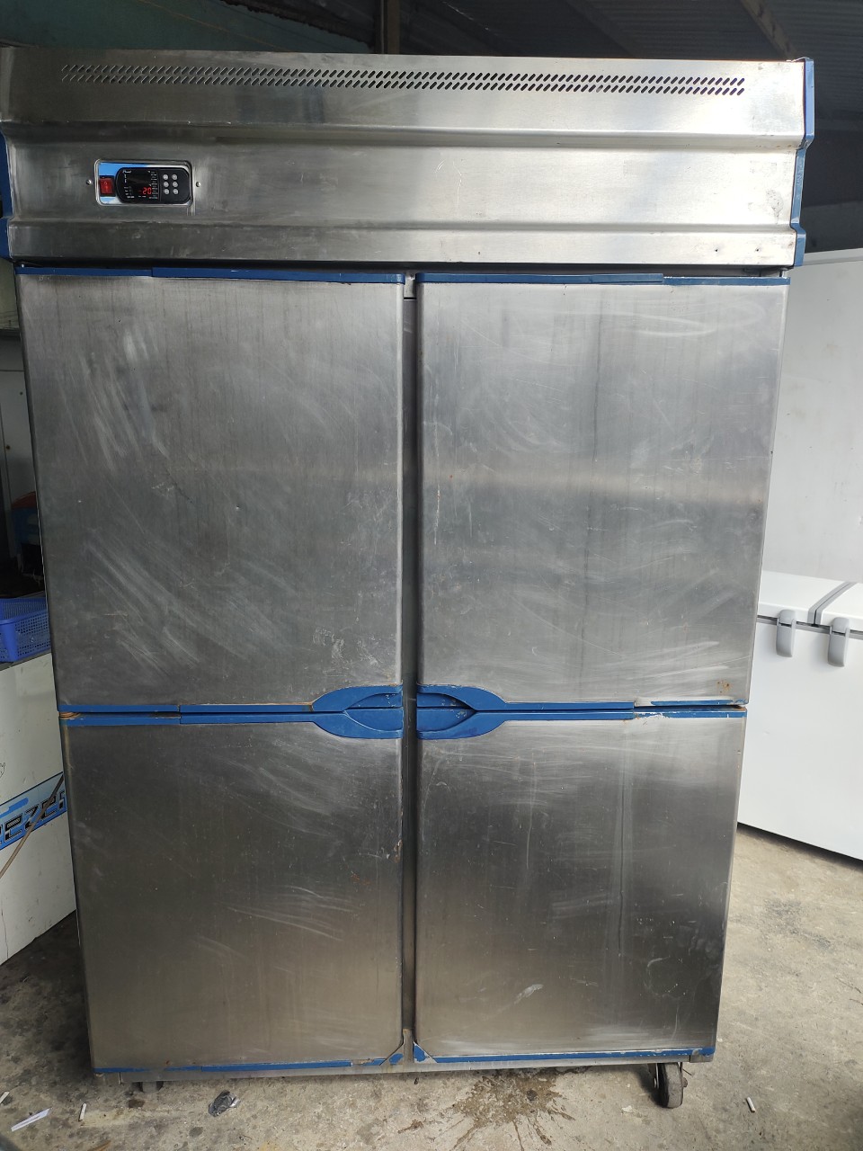 Tủ đông inox 4 cửa Berjaya 1000 lít, mới 88%